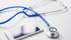 Nie tylko ochrona przed ciążą. Jak hormony pomagają w walce z PCOS, endometriozą i trądzikiem