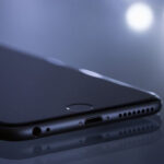 Pęknięta szybka w iPhone – co dalej?