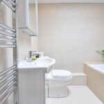 Jak zaprojektować funkcjonalną łazienką na małej przestrzeni? Porady architekta