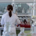 Szafy na chemikalia do laboratoriów – bezpieczne przechowywanie substancji chemicznych