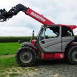 Wózki widłowe terenowe – czym się wyróżniają i kiedy warto je wybrać?